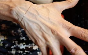 The Large and Numerous Veins in My Hands, Even Moving Like a Snake!