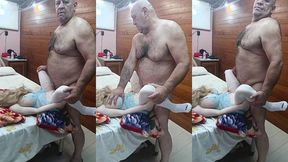 loira de 19 anos voltou a ficar com o coroa ela quer pica todos os dias