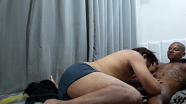 Esposa liberou seu macho para ser fodido por outro homem pela primeira vez.