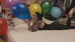 Mishel’s Balloon Fun on the Bed – Looner Playtime