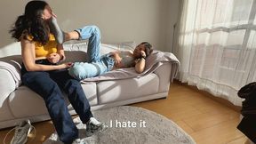 dos lesbianas tienen un fuerte lucha libre femenina de pies olorosos
