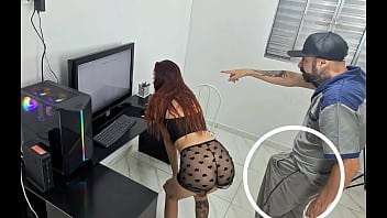 Dona de casa chamou t&eacute_cnico e o recebeu s&oacute_ de calcinha!