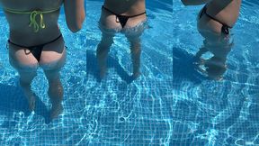 dans une piscine nue le voisin me regarde