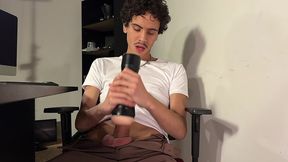twink batendo uma punheta na hora do expediente