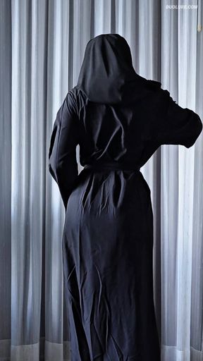 Twerking in my Hijab, Abaya &amp; Bodysuit!