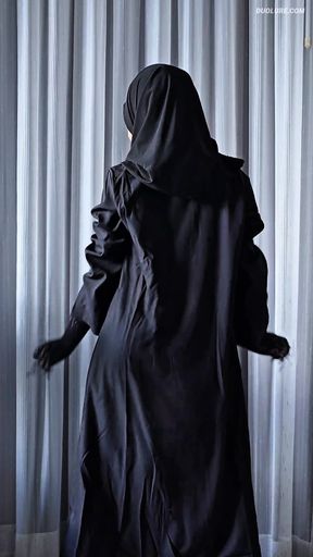 Twerking in my Hijab, Abaya &amp; Bodysuit!