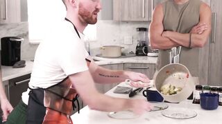 UNLEASH THE CUM FEST 3 HUNG GUYS Gobble EACH OTHERS BOLTS WHILE COOKING! Dakota Lovell and Giovanni 交戦Weapons for Extreme Pleasure