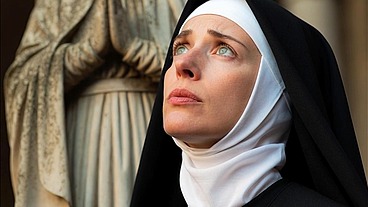 FORASTERO APUESTO LLEGA A UN CONVENTO Y UNA DE LAS MONJAS NO SE RESISTE Y PERMITE QUE SE LA FOLLEN POR LA GRACIA DE DIOS - FETICHE DE MONJA- PORNO EN ESPAÑOL- AI PORN