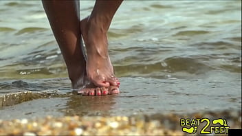 Giggles&#039_ Feet Get Wet At The Beach On Beat2Feet - Reup