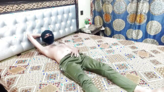 MILF met grote borsten en een dikke kont krijgt een plakkerige anale creampie na een ruige doggy-style sessie.