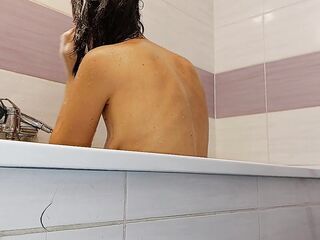Une brune sexy et chaude prend un bain moussant. Femme amateur chatte poilue, gros seins, gros téton