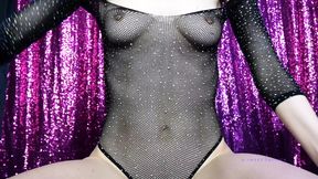 Red Nails, Belly Button and Abs to Mesmerize You