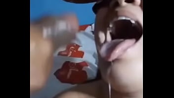 Corno ouvindo eu gemer e falar que meu ex gozava melhor que ele