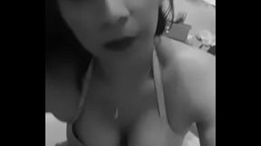 Margarita pidiendo que le riegue la flor