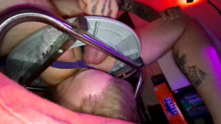 Amatori tatuați care ling funduri și sunt futuți zdravăn într-un videoclip gay de casă