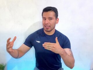 Hombre Cuabano hetero dotado de 25cm permite que masajista de pies le de sexo oral hasta correrse