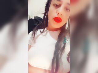 Humo. Labios rojos.