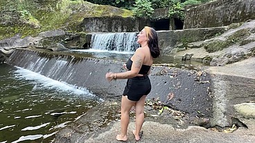 Nikki Sol curtindo pelada na cachoeira