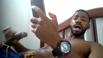 Batendo uma punheta assistindo porn&ocirc_ no XVideos e gozando gostoso