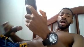 Batendo uma punheta assistindo porn&ocirc_ no XVideos e gozando gostoso