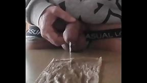 je pisse et me branle avec ma pisse,les couilles nou&eacute_es par un lien,