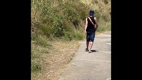 batendo uma punheta no ar livre na praia