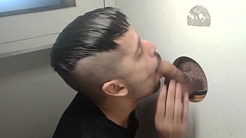 Encontrei esse pauzao enorme nas cabines e mamei gostoso