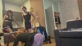 TRE SORELLE SADICHE GIOCANO CON UNA SISSY