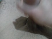 Homem se masturba até gozar e continua batendo punheta!