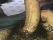 Punheta gostosa de homem tatuado e peludo, masturbacao