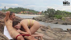 casal badarox vai tomar banho de mar e acaba transando na beira da praia. manu fox.