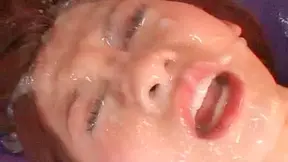 Carga potente explota en la cara de una zorrita tras un buen polvo