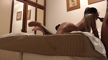 Podendo essa gostou do dia todo peguei ela de quatro gozei dentro ela chupando o pau do meu amigo a não