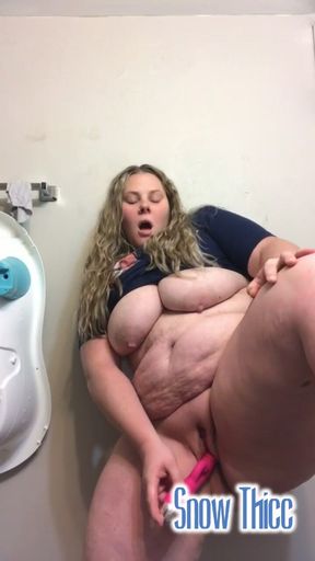 BBW Secretly Plays with Pussy in the Bathroom