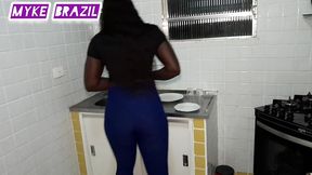 fernanda chocolate chega da academia com muita fome e vai direto para a conzinha procurar algo para comer e o marido vai ate as e na conzinha comessa beijos e depois vai para o sofra e rola muito s