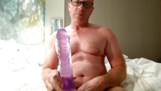 Twink arrapato allarga il suo culo a bolle con un grosso dildo prima di leccarlo per ogni centimetro