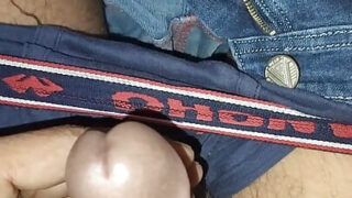 Divertimento in bagno vintage in soggettiva: giovani ragazzi indiani bianchi si fanno martellare il culo da grossi cazzi