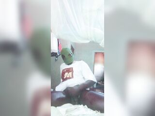 This chab oils and massages his BBC ???????? when mama is not there awaiting for stepsister ????