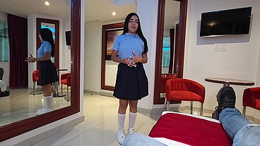 Video porno de una estudiante uniformada