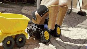 Giantess destroys cars-4 WMV