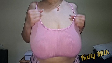 Katty Milk - Sacudiendo Enormes Tetas Naturales - Dedos