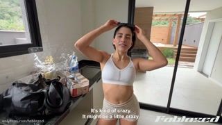 I made the delivery guy's cock hard by dancing sexy as a tip for his service