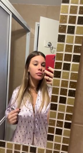 Amateur teen shows off her ass and tits