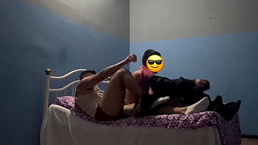 Mi mejor amigo se peleó con su novio y le puso el cuerno por despecho… Le ofrecimos nuestra cama para olvidar su problema y llenarle su culo de mecos