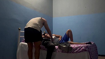 Mi mejor amigo se peleó con su novio y le puso el cuerno por despecho… Le ofrecimos nuestra cama para olvidar su problema y llenarle su culo de mecos