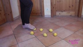 Sneaker-Girl Akira - Crush some Lemmons