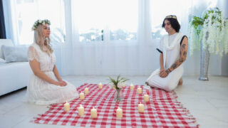 Angelica Coralvine suce une bite avant de recevoir une bonne giclée anale.