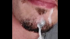 OLHA O TAMANHO DESSE HOMEM... VEIO DAR LEITE NO GLORYHOLE... MAS ACABOU PRA VER EU MAMAR (COMPLETO NO RED)