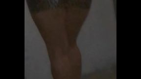 mi esposa con su mini falda