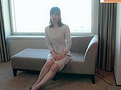デパートで受付嬢をしている四十路熟女が性欲解放！